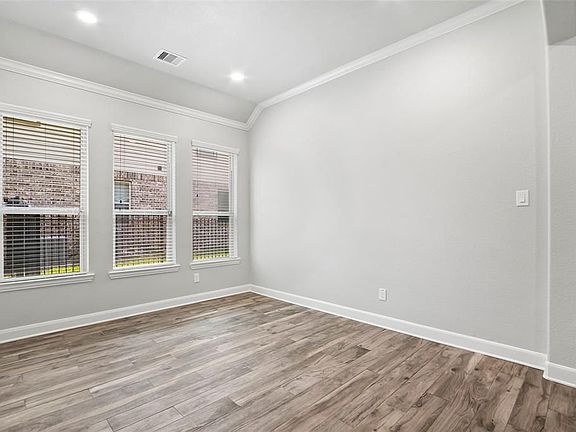4th image of 38 Estherwood Pl