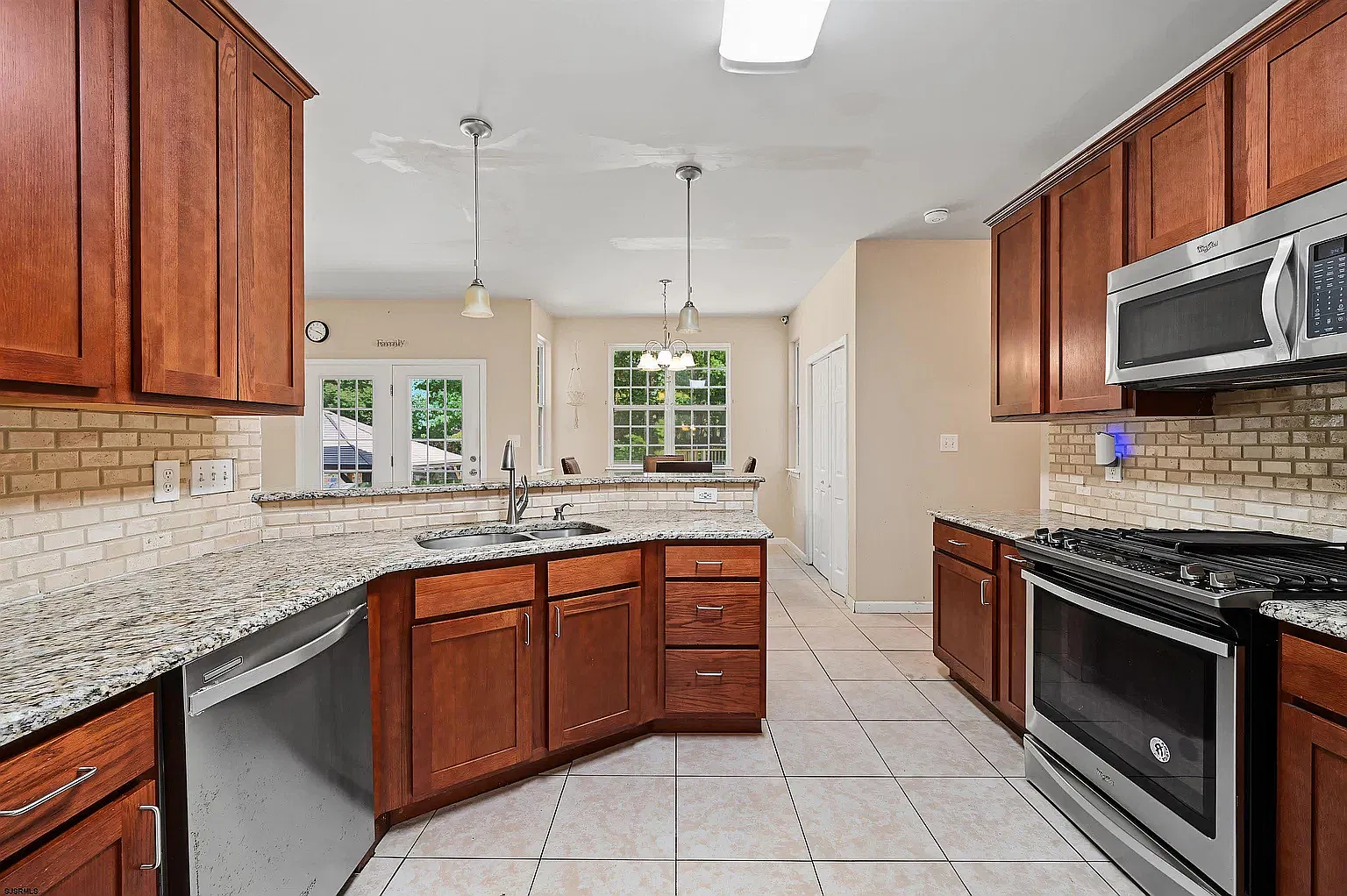6 bed, 3155 sqft, $3,700 — Photo 3