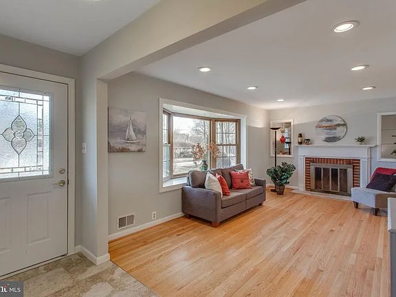 2nd image of 6808 Hackberry St
