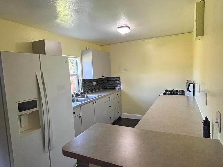 328 Urquhart St — Photo 8