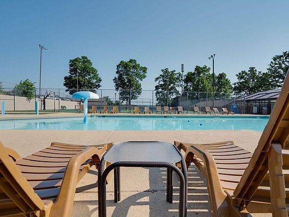 4th image of 320 Turnberry Road ##2 BLDG 19