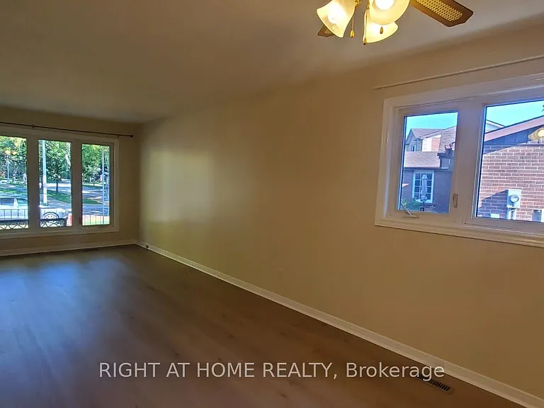2406 Poplar Cres — Photo 11