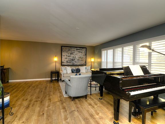3rd image of 7985 Berkshire Dr
