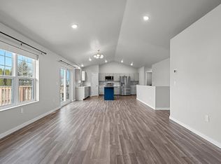 843 Red Hawk Dr, Pulaski, WI 54162