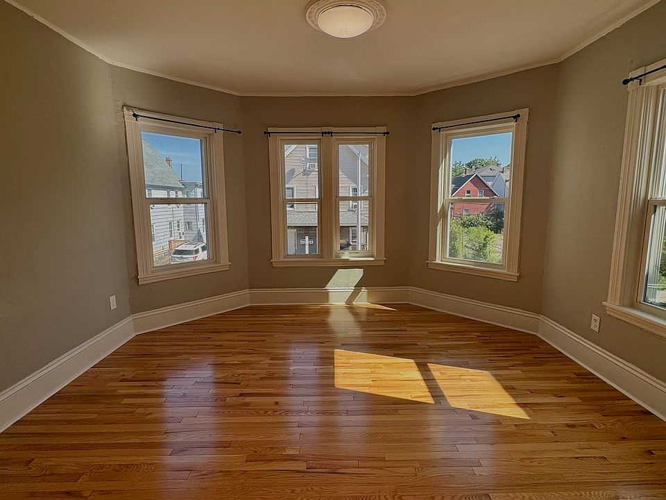 1st image of 23 Crompton St #2