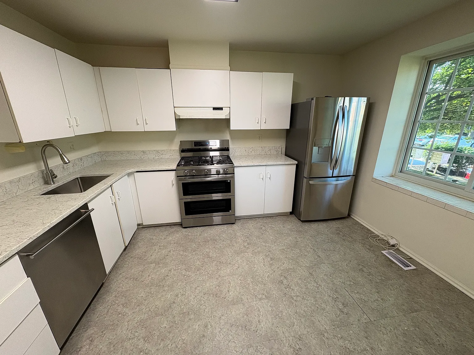 7255 Brookfalls Ter — Photo 2