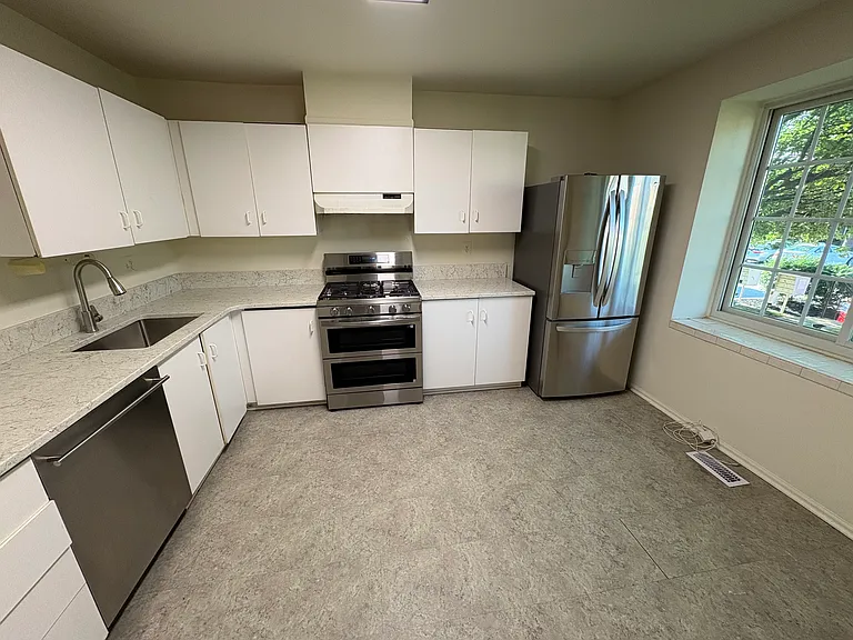 7255 Brookfalls Ter — Photo 2