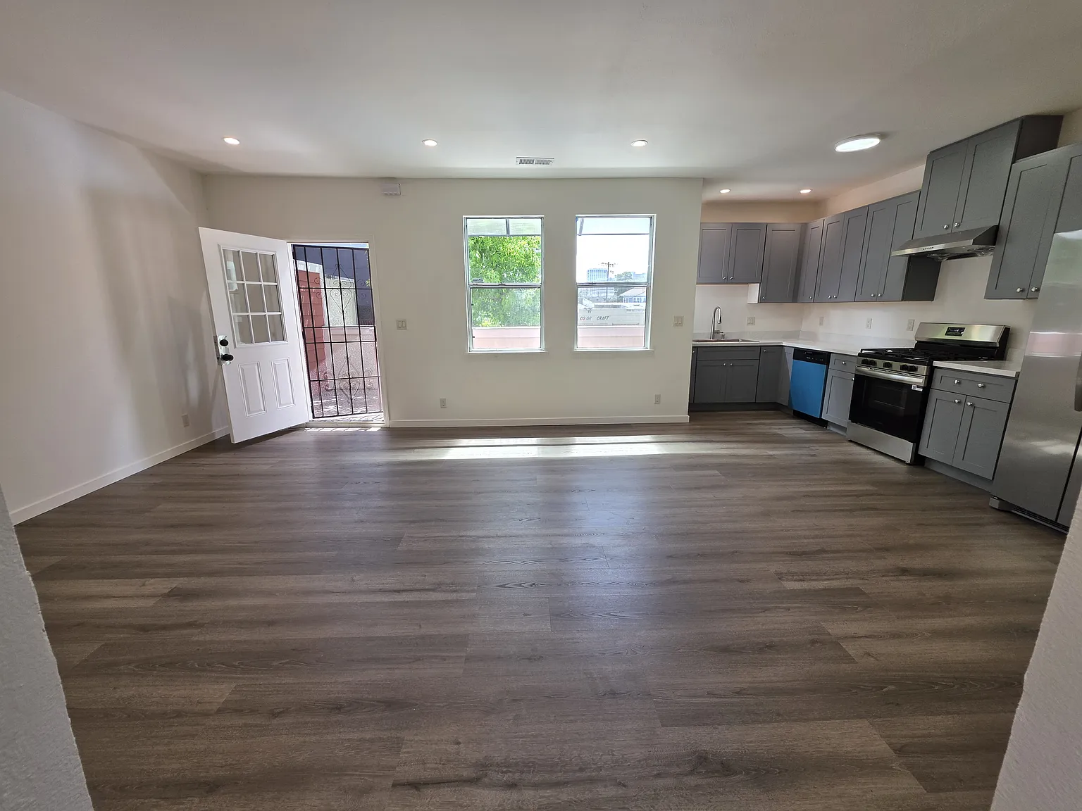 4 bed, 1.5 bath, $3,500 — Photo 1