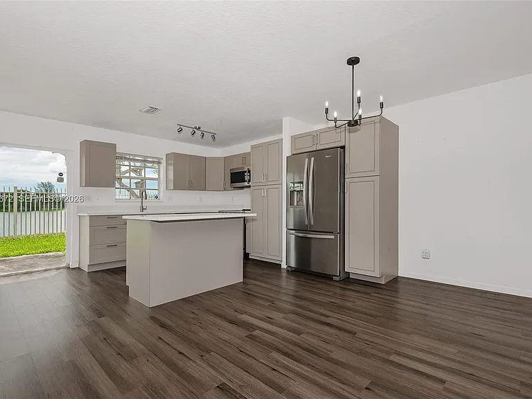 2123 SW 87th Ter — Photo 5