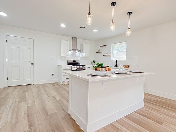 5th image of 228 Hallbrook Dr
