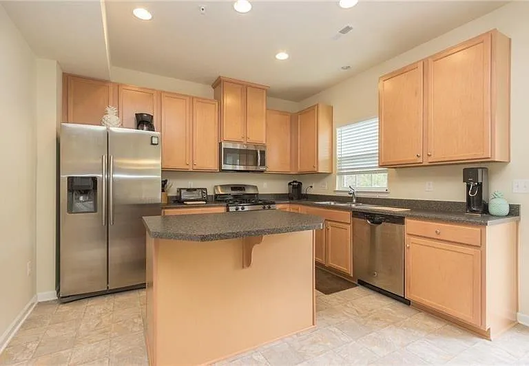 627 Edison Dr — Photo 2