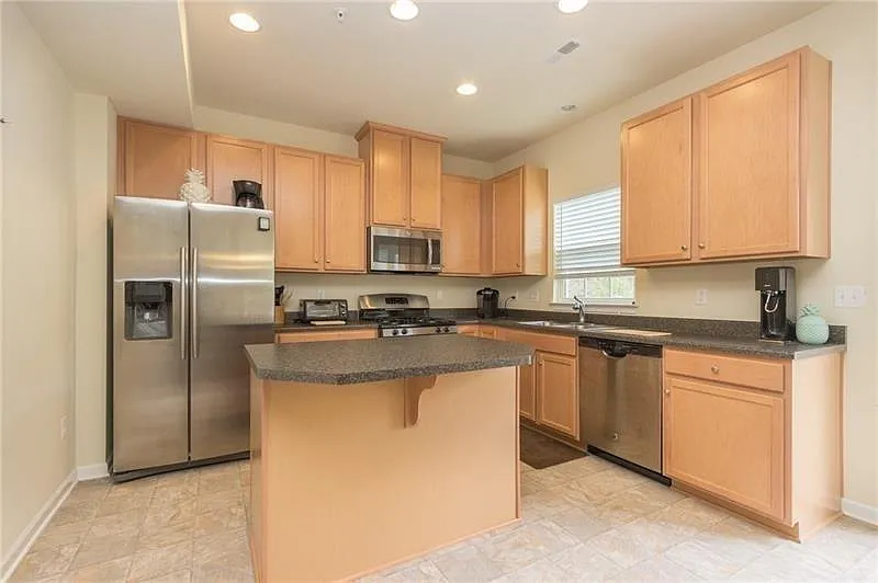 Building Photo - 627 Edison Dr