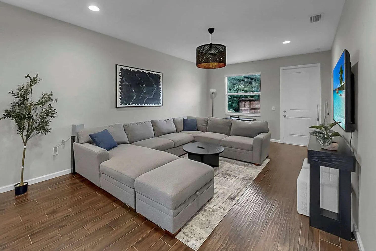 4 bed, 2.0 bath, 1614 sqft, $4,894 — Photo 1
