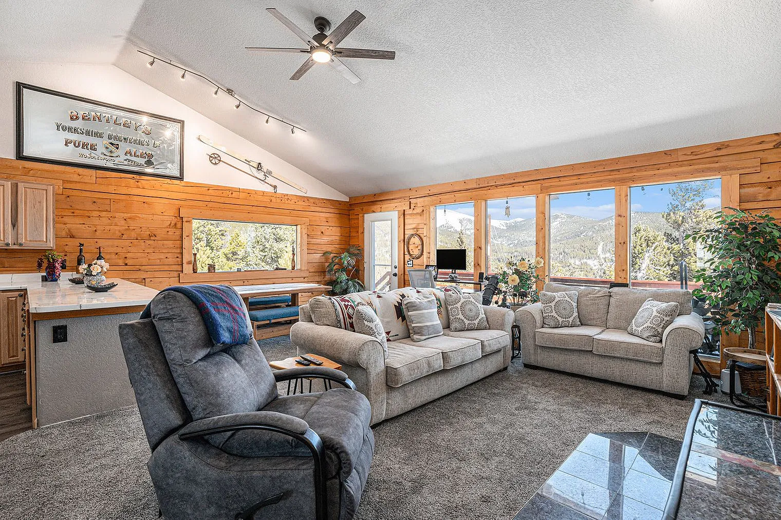 2 bed, 1.0 bath, 3993 sqft, $2,903 — Photo 1