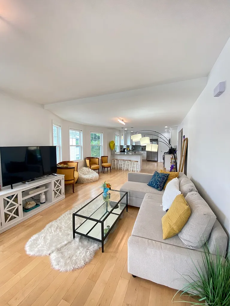 3 bed, 1300 sqft, $3,800 — Photo 1