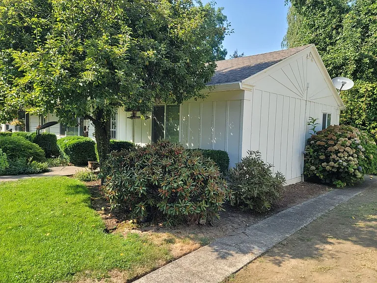 Lovely 2 Bed + 1 Bath in Forest Grove!! Near Pacific University!! Updated in 2021 + Pet-Friendly!! — Photo 13