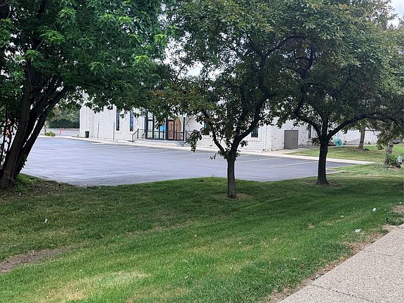 4th image of 2994 Roundtree Dr