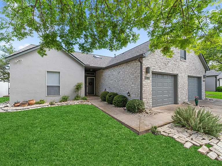 1008 Edinburgh Dr — Photo 2