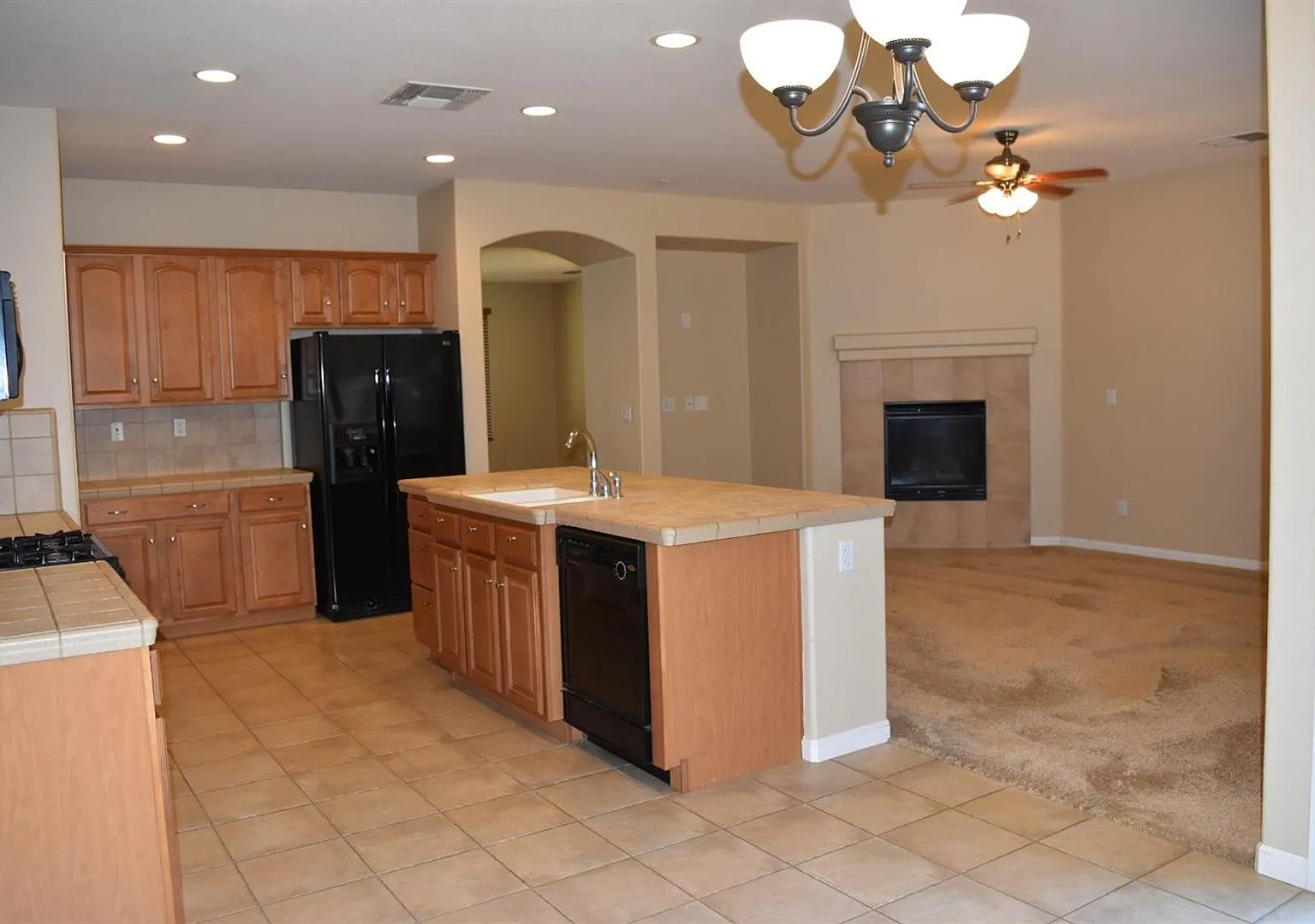 Beautiful Single-Story Home in a Desirable Lincoln Neighborhood! — Photo 3