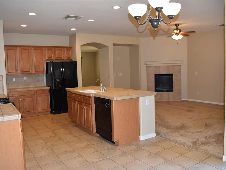 684 Whitfield Ln — Photo 3