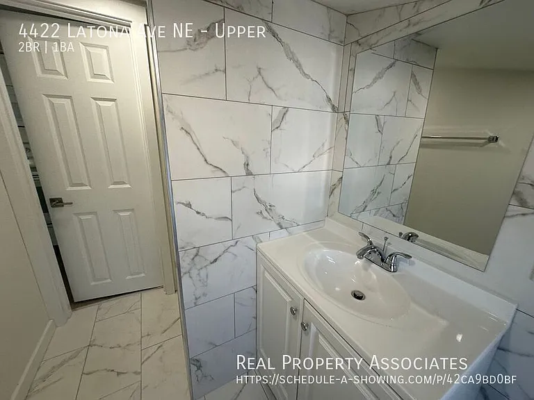 4422 Latona Ave NE #UPPER — Photo 12