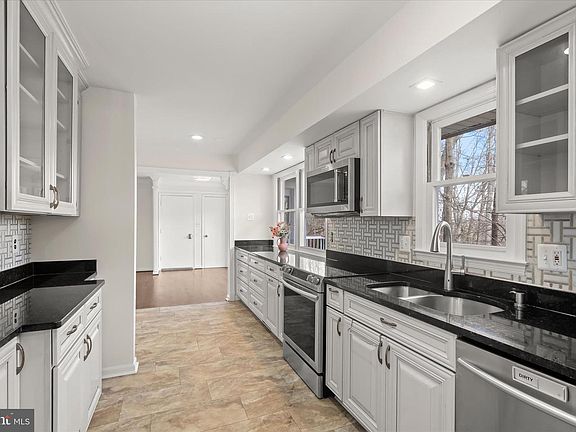 4th image of 9035 Overhill Dr