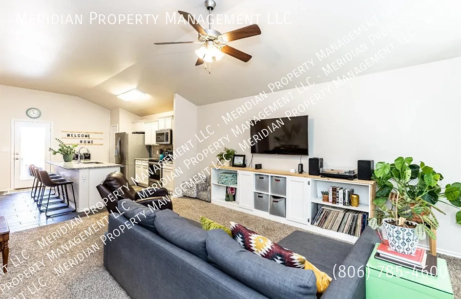 Beautiful Three bedroom home in Frenship ISD — Photo 4