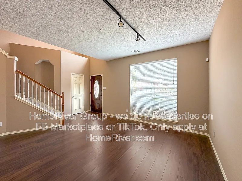 4 bed, 2.5 bath, 2262 sqft, $2,495 — Photo 3