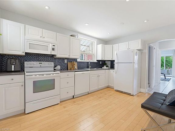 4th image of 282 E 13th St