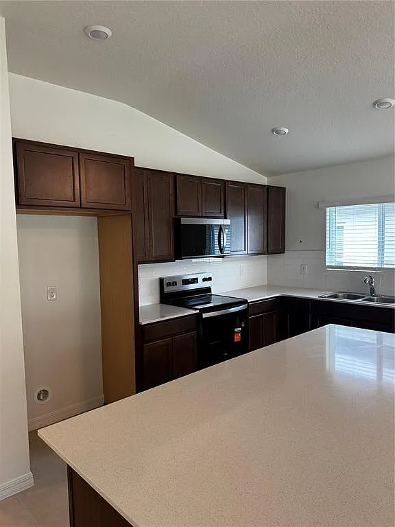 3 bed, 2.0 bath, 1541 sqft, $2,395 — Photo 4