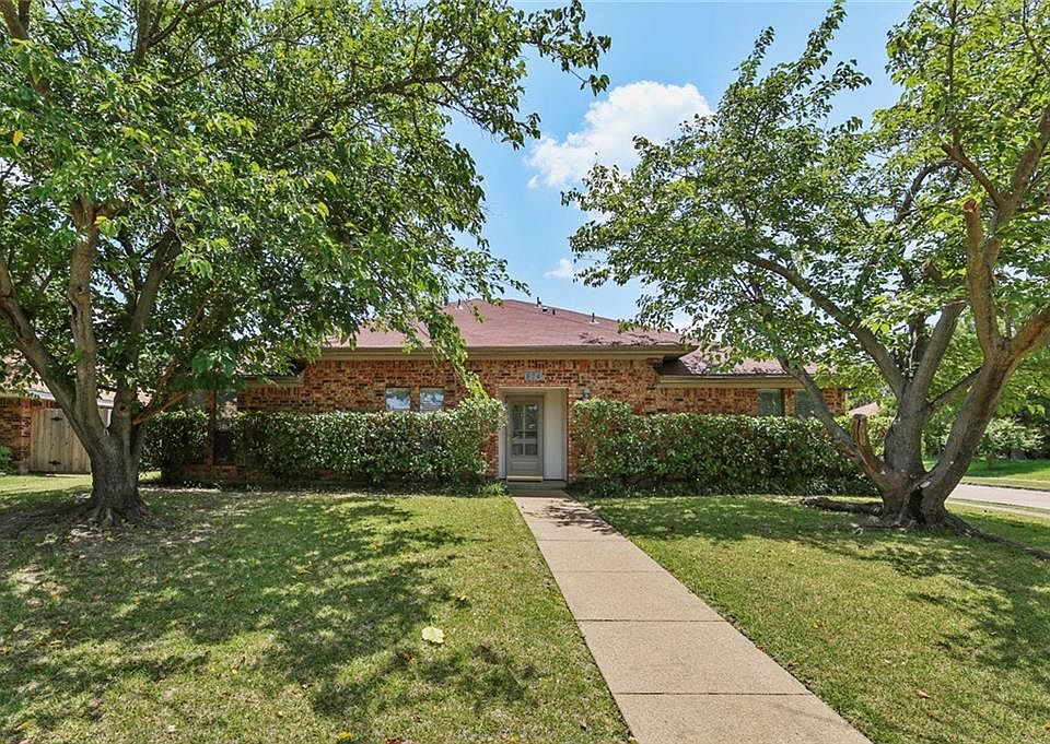 1st image of 824 Broadmoor Dr
