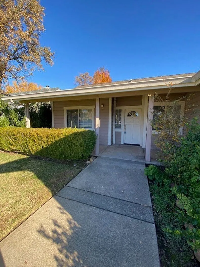 Large 3 Bed 2 Bath W/Bonus Room House In The River Ridge Park Subdivision — Photo 3