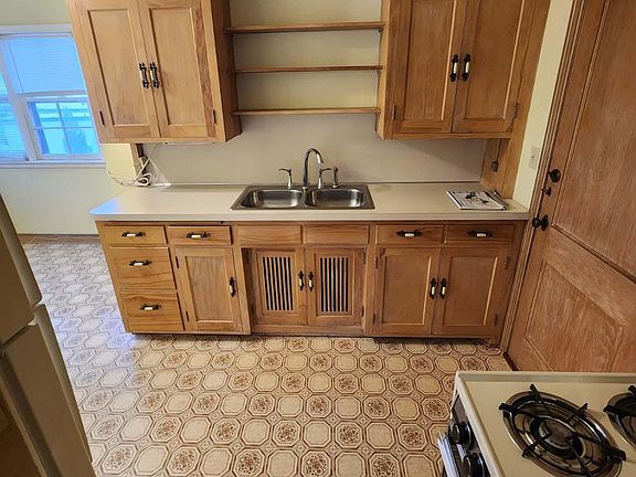 3rd image of 5 Saint Clair Ave #5