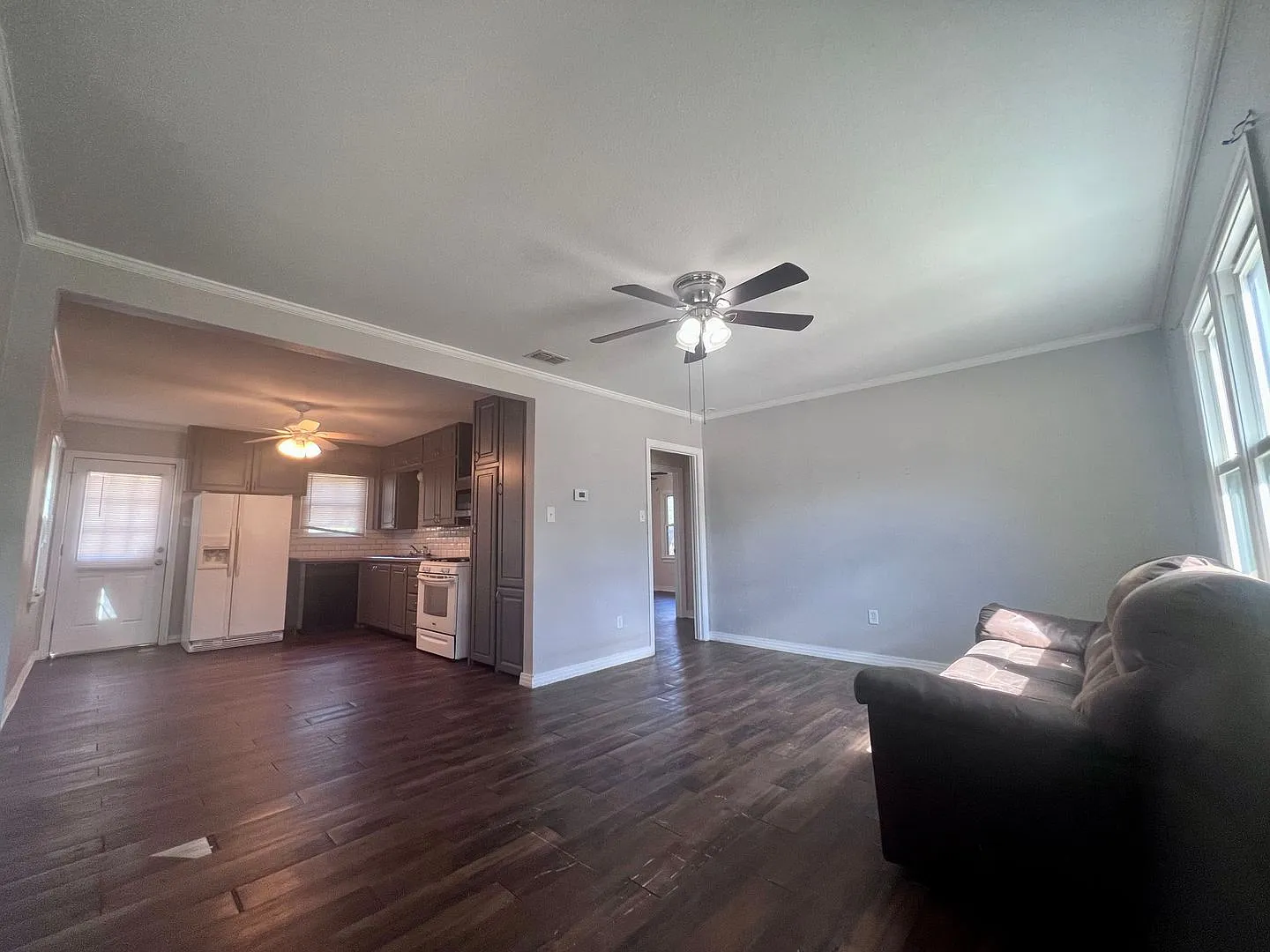 Charming 2 Bedroom with Flex Space — Photo 2