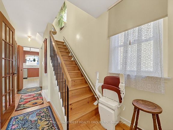 5th image of 35 Roxaline St