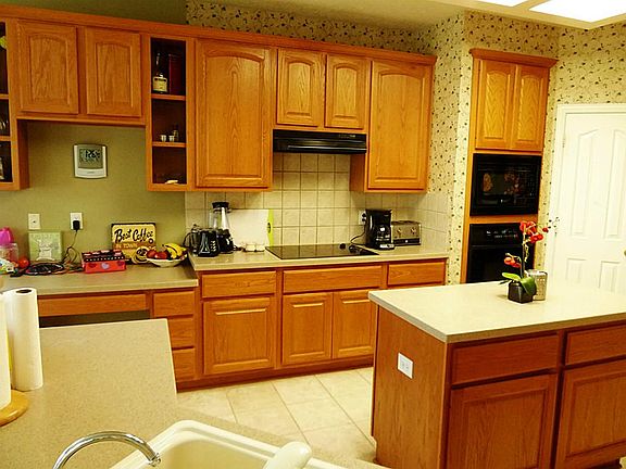 The cook will love this kitchen with lots of 42" cabinets and a built-in desk.
