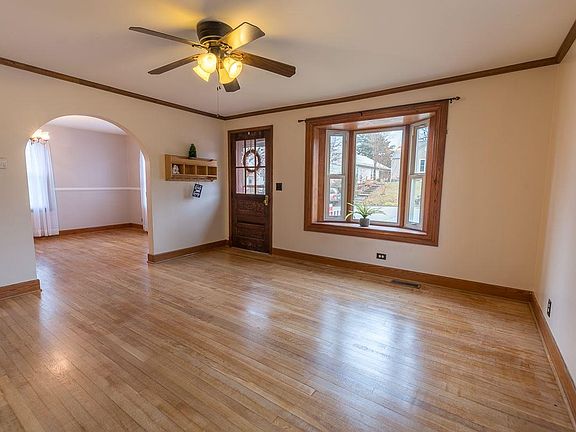 4th image of 449 Oak Ave