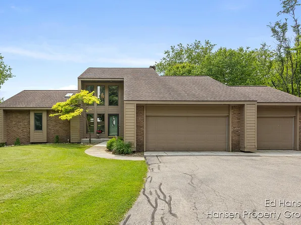 7450 Roguewood Dr NE, Belmont, MI 49306