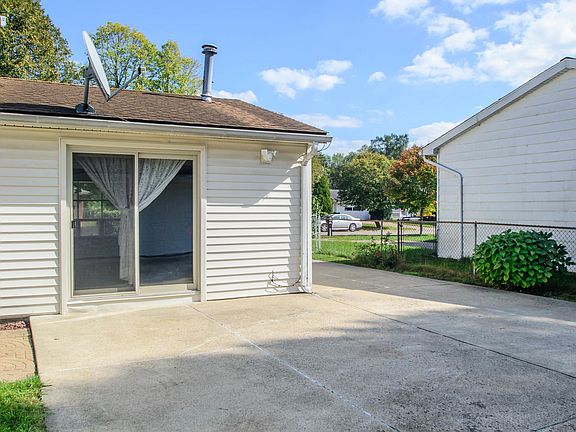 3rd image of 3400 Fernwood Ave