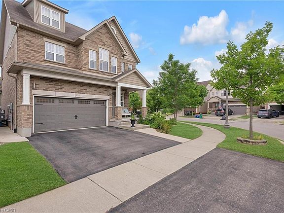 4th image of 225 Tremaine Cres