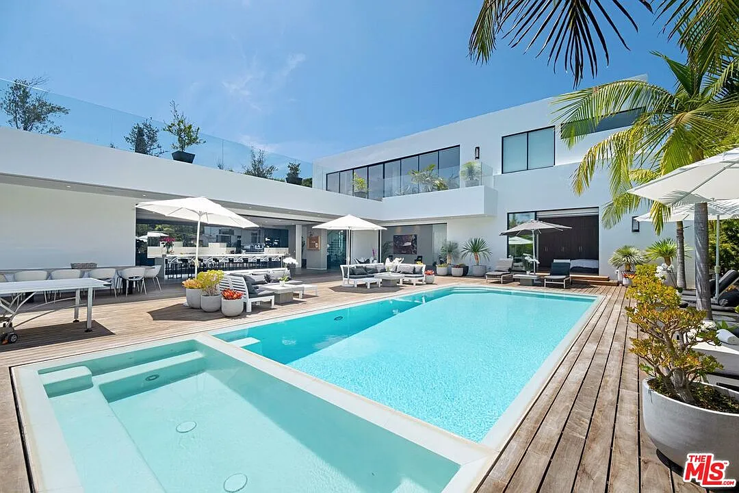 7 bed, 8.5 bath, 8000 sqft, $70,000 — Photo 1