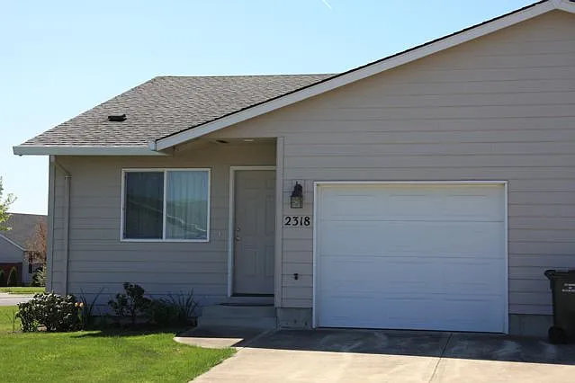 2318 SW Peggy St — Photo 2