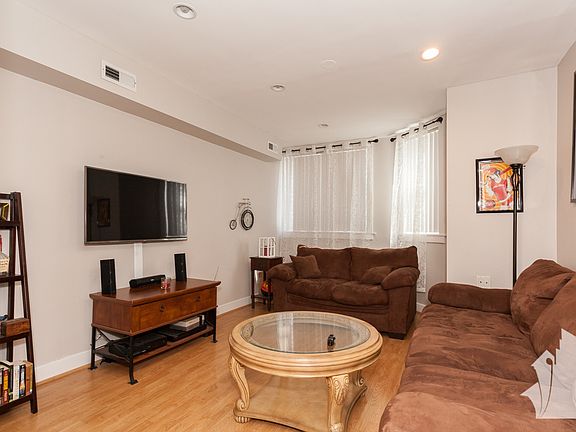 2nd image of 1524 N Artesian Ave #G