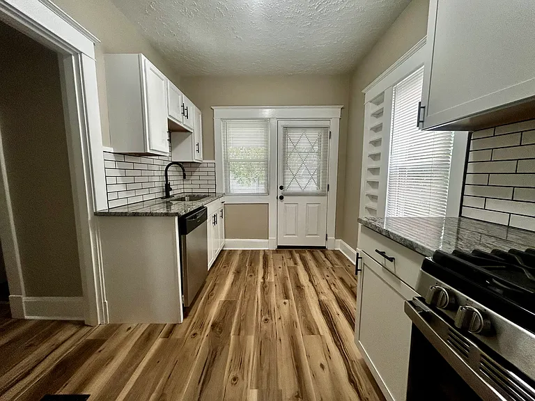 1611 Grantwood Ave — Photo 7