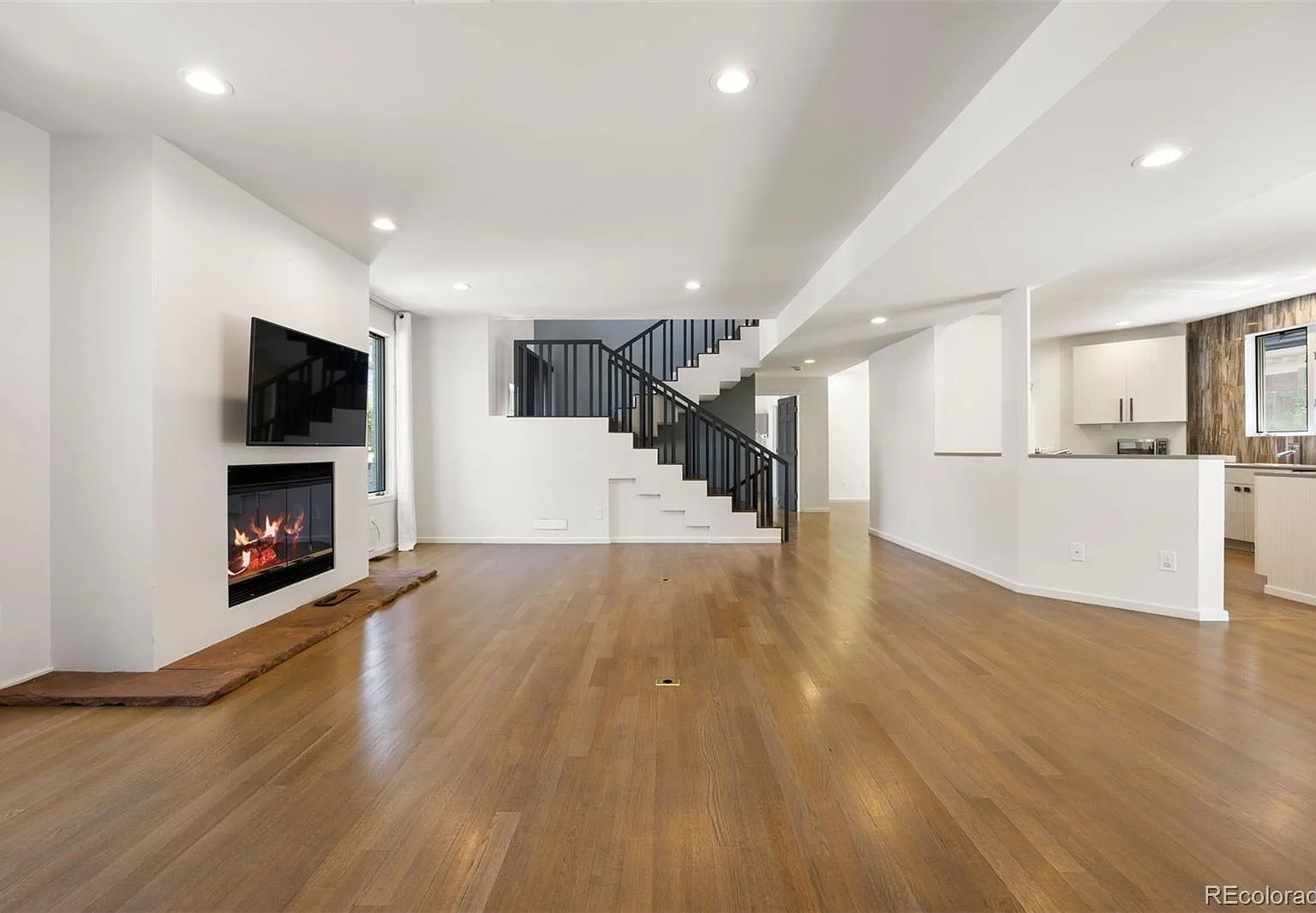 4 bed, 5.0 bath, 3957 sqft, $6,850 — Photo 2