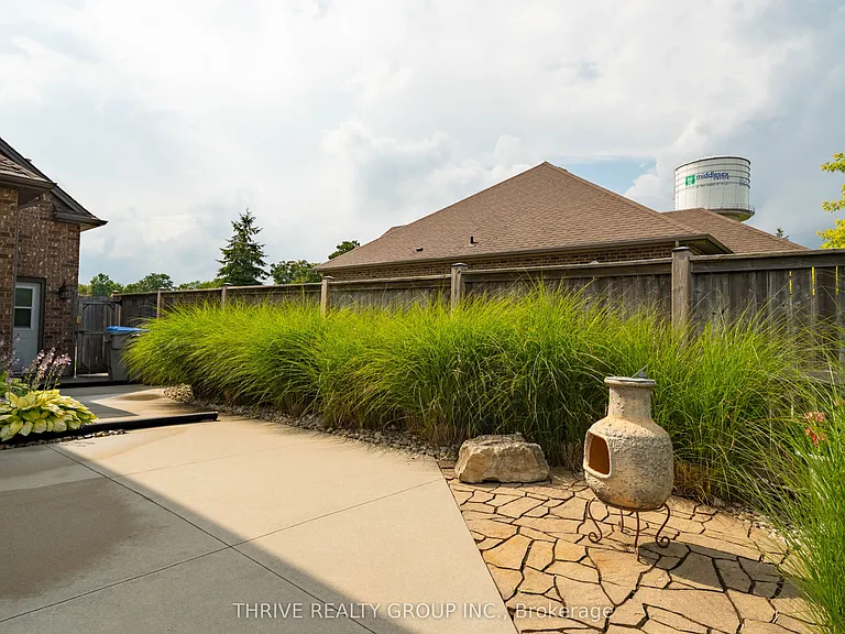 12 Ashwood Cres — Photo 42