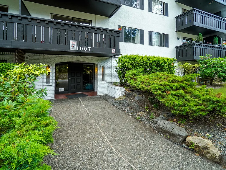 1007 Esquimalt Rd — Photo 7