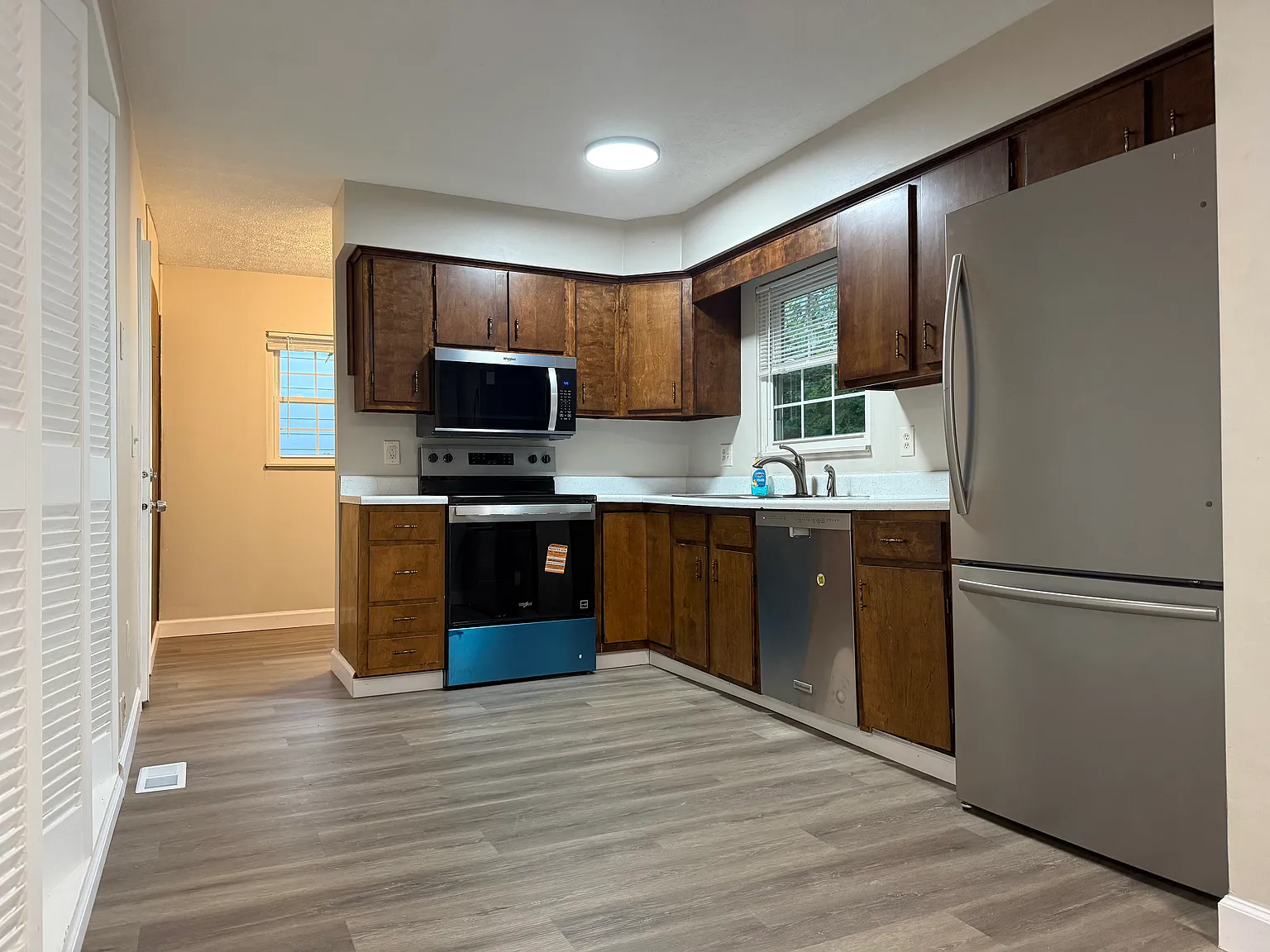 3 bed, 1.5 bath, 1308 sqft, $2,095 — Photo 2