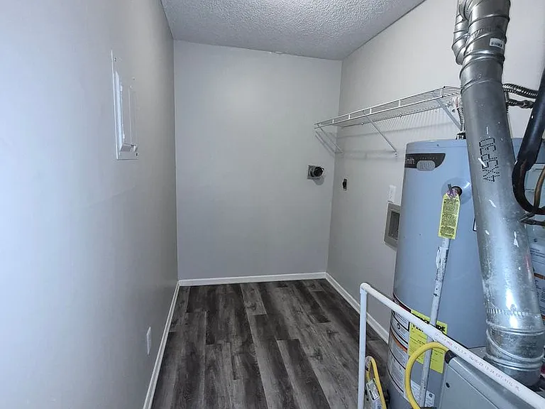 Hillsdale Apartments — Photo 15