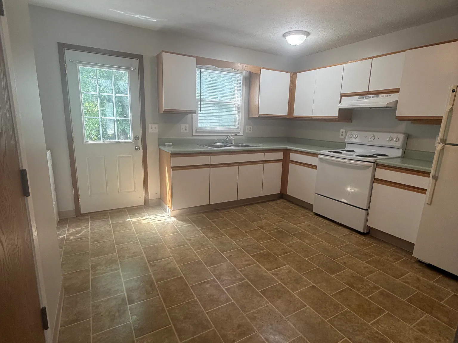 3 bed, 1.5 bath, 992 sqft, $1,295 — Photo 3